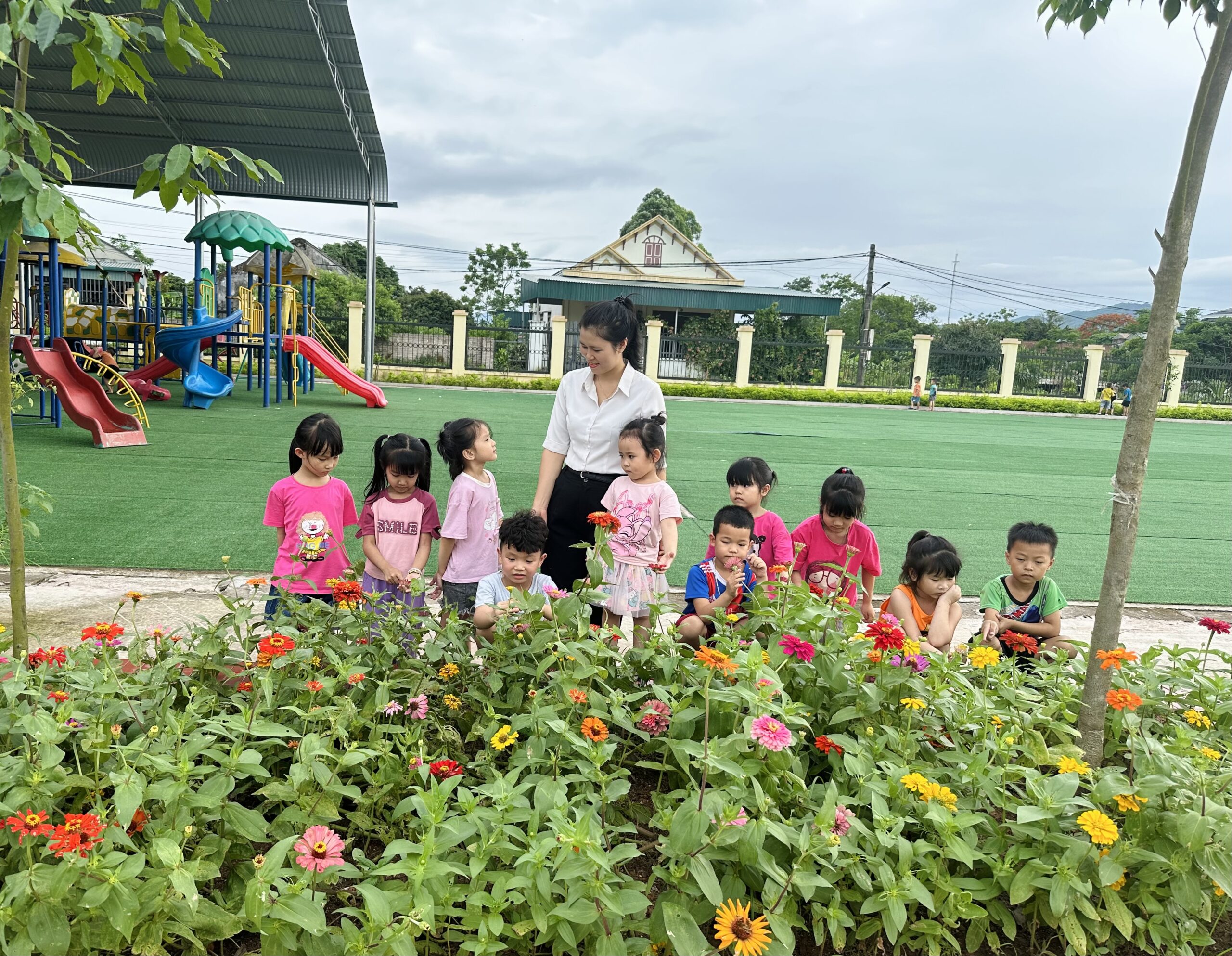 Bức ảnh chụp lại khoảnh khắc cô và bé cùng dạo chơi khám phá vườn hoa.
