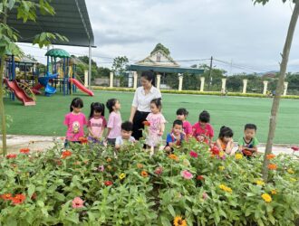 Bức ảnh chụp lại khoảnh khắc cô và bé cùng dạo chơi khám phá vườn hoa.